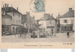 X9-89) L'ISLE SUR SEREIN (YONNE) PLACE DE LA FONTAINE - (PETITE ANIMATION - HABITANTS ) - L'Isle Sur Serein