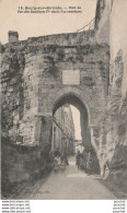 33) BOURG SUR GIRONDE - PORTE DU PORT DITE BATAILLEYRE IVe SIECLE VUE EXTERIEURE - ( ANIMATION - HABITANTS - 2 SCANS ) - Sonstige & Ohne Zuordnung