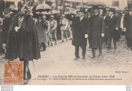 ORLEANS - LES FETES DU 500e ANNIVERSAIRE DE JEANNE D'ARC - LE CORTEGE - M.DOUMERGUE SALUANT LA FOULE - Orleans