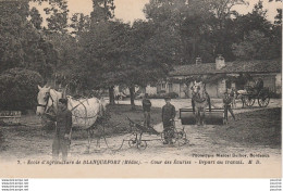 X22-33) BLANQUEFORT (MEDOC) ECOLE D'AGRICULTURE - COUR DES ECURIES - DEPART AU TRAVAIL - 2 SCANS - Blanquefort