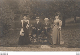 X24-31) LUCHON - CARTE PHOTO ART MODERNE - A. BAUDILLON - GROUPE DE  PERSONNAGES - COUPLES - MODE - CHAPEAU  ( 2 SCANS ) - Luchon