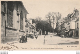 X24-61) L'AIGLE (LAIGLE - ORNE) PLACE SAINT MARTIN - ENTREE DE L'ANCIEN CHATEAU   - ( ANIMEE - 1905 - 2 SCANS )  - L'Aigle