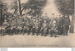 75) PARIS - HOTEL DES INVALIDES - LES DERNIERS INVALIDES ( 1908 ) - ( 2 SCANS ) - Arrondissement: 07