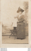 X27- ANNWEILER  - ALLEMAGNE - LE 16 MARS 1913 - CARTE PHOTO - FEMME AVEC ENFANT - MODE CHAPEAU - 2 SCANS  - Other & Unclassified