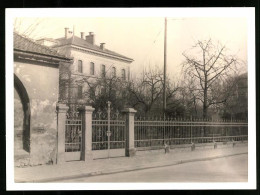 Fotografie Unbekannter Fotograf, Ansicht Linz / Oberösterreich, Umzäuntes Gebäude  - Lieux