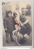 Fixe Enfant Et Père Noël Décembre 1958 Beau Format - Personnes Anonymes