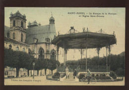 55 - SAINT-MIHIEL - LE KIOSQUE DE LA MUSIQUE ET EGLISE ST-ETIENNE - TOILEE ET COLORISEE - EDITION DES COMPTOIRS FRANCAIS - Saint Mihiel