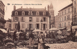 24-PERIGUEUX-L'Hotel De Ville Et Le Marche-N 6002-B/0345 - Périgueux