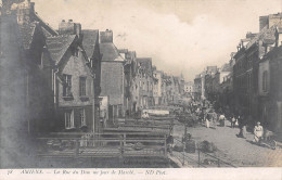 80-AMIENS-La Rue Du Dom Un Jour De Marche-N 6002-B/0281 - Amiens