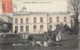 94-VITRY-SUR-SEINE-Le Jardin De La Ville-N 6002-E/0283 - Autres & Non Classés