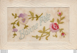 T13- CARTE BRODEE " BONNE FETE " AVEC FLEURS ROSE ET PENSEES  - ( 2 SCANS ) - Embroidered