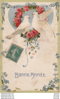 T15- CARTE GAUFREE  " BONNE ANNEE 1907  " - COEUR AVEC ROSES ET COLOMBES  - 2 SCANS - Nouvel An