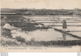 44) LES MARAIS SALANTS - LA RECOLTE DU SEL - A NOTER L'OBLITERATION LE POULIGUEN - ( 2 SCANS ) - Le Pouliguen