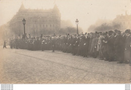 PARIS - FETES COMMEMORATIVES - 11/11/1920 - PLACE DE L' ETOILE - LE PRESIDENT DE LA REPUBLIQUE ET AUTORITES - (2 SCANS) - Plätze