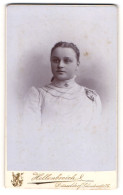 Fotografie C. M. Hellenbroich, Düsseldorf, Schadowstr. 76, Portrait Schönes Fräulein Im Weissen Kleid  - Anonyme Personen