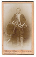 Fotografie William Focke, Bückeburg, Höfischer Beamter In Uniform Mit Zweispitz Und Gamaschen  - Famous People