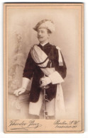 Fotografie Theodor Penz, Berlin, Herr Grigoleit Als Student Im Vollen Wichs Mit Schläger, 1894  - Anonymous Persons