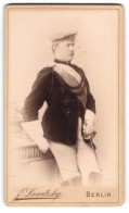 Fotografie F. Lawitzky, Berlin, Student Ohkasley Im Vollen Wichs Mit Schläger, Fuchsmajor, 1895  - Anonymous Persons