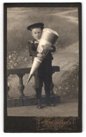 Fotografie Alfred Schlegel, Mittweida, Junger Knabe Mit Grosser Zuckertüte Zum Schulanfang  - Anonyme Personen