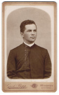 Fotografie Gust. Bopp, Weingarten, Pastor Im Talar Mit Collar  - Célébrités