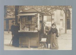 CPA - 75 - Paris - Carte-Photo D'un Groupe De Personnes Devant Un Kiosque à Journaux - Circulée - Altri & Non Classificati