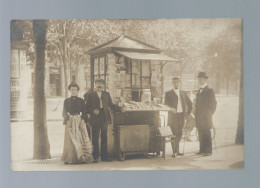 CPA - 75 - Paris - Carte-Photo D'un Groupe De Personnes Devant Un Kiosque à Journaux - Circulée - Other & Unclassified