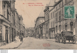 U3-55) VERDUN SUR MEUSE - RUE  DE L 'HOTEL VILLE - (ANIMEE - ATTELAGE - COMMERCES ) - Verdun