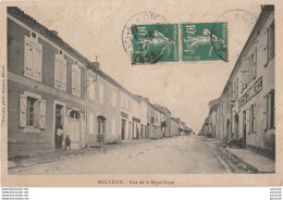 U5-32) MAUVEZIN (GERS)  RUE REPUBLIQUE  -  ( ANIMEE - HABITANTS - HOTEL DU COMMERCE )  - Autres & Non Classés