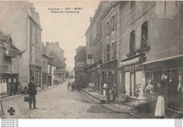 U12-19) BORT LES ORGUES (CORREZE) PLACE DU FAUBOURG - BOUCHERIE - CAFE DE LA PAIX - J. HENRY PHOTOGRAPHE  -  2 SCANS ) - Andere & Zonder Classificatie