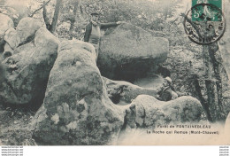 U16-77) FORET DE FONTAINEBLEAU - LA ROCHE QUI REMUE (MONT CHAUVET)  - ( ANIMEE PERSONNAGES ) - Fontainebleau