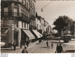 U17-17) ROCHEFORT (CHARENTE INFERIEURE) RUE DE LA REPUBLIQUE - KIOSQUE PRESSE - 2 SCANS ) - Rochefort