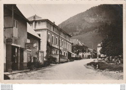 U19-38) LE SAPPEY (ISERE) LA PLACE ET L' HOTEL DU DAUPHINE  - CAFE TABAC  - ( ANIMEE - PERSONNAGE -  2 SCANS ) - Autres & Non Classés