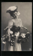 Foto-AK RPH SBW 573 /74: Junge Dame Mit Körbchen Voller Blumen  - Photographs