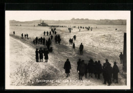 Foto-AK Kiel, Spaziergang Auf Dem Kieler Hafen, Eiswinter 1929  - Überschwemmungen