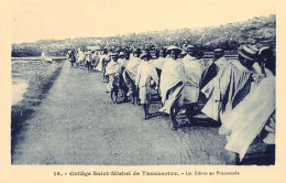 Madagascar - Collège Saint-Michel De Tananarive - Les élèves En Promenade - Ed. Collège Saint-Michel 16 - Madagascar