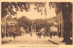 84-AVIGNON-GARE ET CAFES RESTAURANTS-N 6009-G/0307 - Avignon