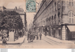 Y10-29) BREST - LA RUE DE LA MAIRIE   -  ( ANIMATION - PASSAGE D ' UN REGIMENT MILITAIRE - CAVALIER )  - Brest