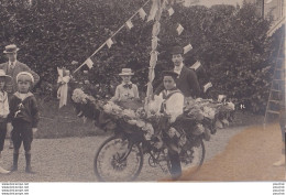 65) BAGNERES DE BIGORRE - CARTE PHOTO AOUT 1910 - BATAILLE DES FLEURS - GARCONNET DANS VOILIER FLEURI SUR ROUES- 2 SCANS - Bagneres De Bigorre