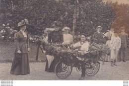 65) BAGNERES DE BIGORRE - CARTE PHOTO AOUT 1910 - GARCONNET DANS VOILIER FLEURI SUR ROUES - BATAILLE DE FLEURS - 2 SCANS - Bagneres De Bigorre