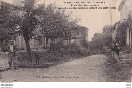 Y12-47) SAINT BARTHELEMY (LOT ET GARONNE) PLACE DES MARRONNIERS - GROUPE DE VIEILLES MAISONS - ( HABITANTS - 2 SCANS ) - Sonstige & Ohne Zuordnung