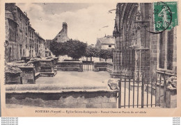 Y17-86) POITIERS (VIENNE) EGLISE SAINTE RADEGONDE - PORTAIL OUEST ET PARVIS DU XV° SIECLE - Poitiers