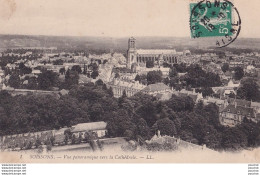 Y22-02) SOISSONS - VUE PANORAMIQUE VERS LA CATHEDRALE - Soissons