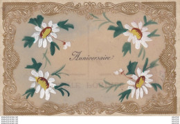 CARTE CELLULOÏD - ANNIVERSAIRE  - PEINTE - FLEURS MARGUERITES AQUARELLEES - DECOR IMPRESSION  DENTELLE - 2 SCANS - Birthday