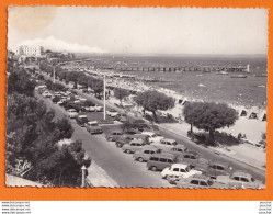 Z5-33) ARCACHON (GIRONDE) LE BOULEVARD PROMENADE ET LA PLAGE - ( NOMBREUSES VOITURES  - 2 SCANS  ) - Arcachon