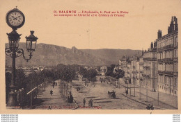 26) VALENCE (DROME) L 'ESPLANADE , LE PONT SUR LE RHONE - LES MONTAGNES DE L 'ARDECHE ET LE CHATEAU DE CRUSSOL - Valence