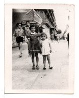 PHOTO - FILLETTES - SCOUTS EN ARRIÈRE-PLAN - Anonyme Personen