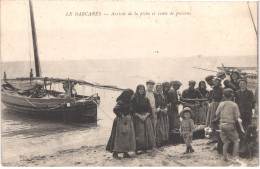 FR66 LE BARCARES - Couderc - Arrivée De La Pêche Et Vente De Poissons - Tampon Croix Rouge Verso - Animée - Belle - Port Barcares