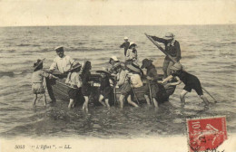 "L'Effort" Jeunes Enfants Mettant à L'eau Une Barque RV - Scenes & Landscapes