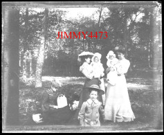 Une Famille Dans Un Bois, à Identifier - Plaque De Verre - Taille 43 X 45 Mlls - Glass Slides