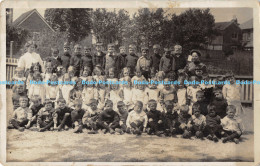 R176524 Group Photo. Old Photography. Postcard - Monde